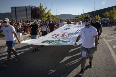 Más de un millar de personas, entre vecinos, trabajadores y familiares participaron en la protesta y pidieron “alternativas” y un futuro para la zona.