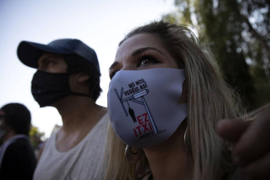 Más de un millar de personas, entre vecinos, trabajadores y familiares participaron en la protesta y pidieron “alternativas” y un futuro para la zona.