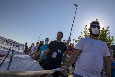 Más de un millar de personas, entre vecinos, trabajadores y familiares participaron en la protesta y pidieron “alternativas” y un futuro para la zona.
