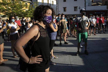 Más de un millar de personas, entre vecinos, trabajadores y familiares participaron en la protesta y pidieron “alternativas” y un futuro para la zona.