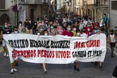 Más de un millar de personas, entre vecinos, trabajadores y familiares participaron en la protesta y pidieron “alternativas” y un futuro para la zona.