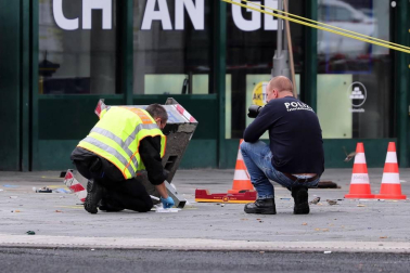 Un coche atropelló este domingo a un grupo de personas cerca de la estación Zoo de Berlín y causó al menos ocho heridos, tres de ellos de gravedad.
