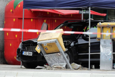 Un coche atropelló este domingo a un grupo de personas cerca de la estación Zoo de Berlín y causó al menos ocho heridos, tres de ellos de gravedad.