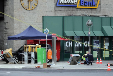 Un coche atropelló este domingo a un grupo de personas cerca de la estación Zoo de Berlín y causó al menos ocho heridos, tres de ellos de gravedad.