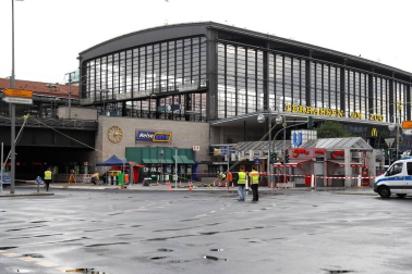 Un coche atropelló este domingo a un grupo de personas cerca de la estación Zoo de Berlín y causó al menos ocho heridos, tres de ellos de gravedad.