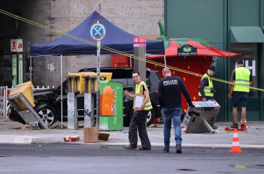 Un coche atropelló este domingo a un grupo de personas cerca de la estación Zoo de Berlín y causó al menos ocho heridos, tres de ellos de gravedad.