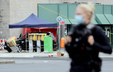 Un coche atropelló este domingo a un grupo de personas cerca de la estación Zoo de Berlín y causó al menos ocho heridos, tres de ellos de gravedad.