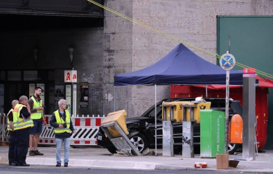 Un coche atropelló este domingo a un grupo de personas cerca de la estación Zoo de Berlín y causó al menos ocho heridos, tres de ellos de gravedad.