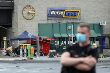 Un coche atropelló este domingo a un grupo de personas cerca de la estación Zoo de Berlín y causó al menos ocho heridos, tres de ellos de gravedad.