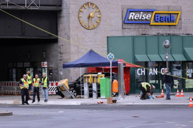 Un coche atropelló este domingo a un grupo de personas cerca de la estación Zoo de Berlín y causó al menos ocho heridos, tres de ellos de gravedad.