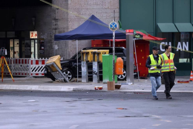 Un coche atropelló este domingo a un grupo de personas cerca de la estación Zoo de Berlín y causó al menos ocho heridos, tres de ellos de gravedad.