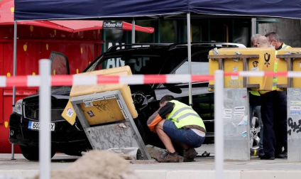 Un coche atropelló este domingo a un grupo de personas cerca de la estación Zoo de Berlín y causó al menos ocho heridos, tres de ellos de gravedad.