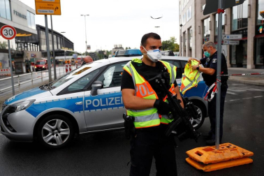 Un coche atropelló este domingo a un grupo de personas cerca de la estación Zoo de Berlín y causó al menos ocho heridos, tres de ellos de gravedad.