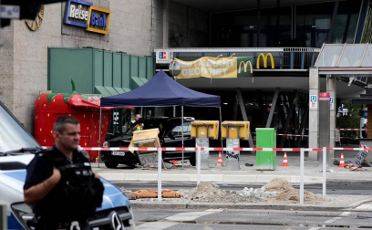 Un coche atropelló este domingo a un grupo de personas cerca de la estación Zoo de Berlín y causó al menos ocho heridos, tres de ellos de gravedad.