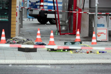 Un coche atropelló este domingo a un grupo de personas cerca de la estación Zoo de Berlín y causó al menos ocho heridos, tres de ellos de gravedad.