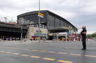 Un coche atropelló este domingo a un grupo de personas cerca de la estación Zoo de Berlín y causó al menos ocho heridos, tres de ellos de gravedad.