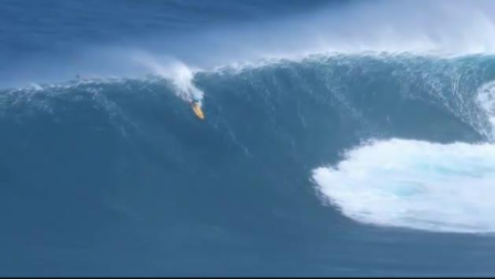 Vídeo: La surfista Keana Kenelly se lleva el premio a la mejor caída del año con una ola gigante del Pacífico
