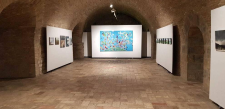 El pabellón de Mixtos de la Ciudadela acoge en sus dos plantas una muestra de artes plásticas compuesta por 36 visiones particulares de la naturaleza desde el punto de vista del encierro al que estos artistas, como el resto de ciudadanos, asistieron durante la primavera.