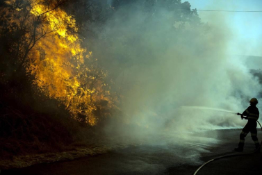 El voraz incendio que desde la tarde de este miércoles afecta a los municipios ourensanos de Cualedro y Monterrei continúa activo y avanzando y supera ya las 1.000 hectáreas