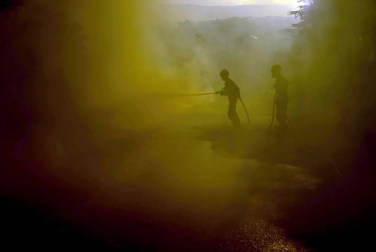 El voraz incendio que desde la tarde de este miércoles afecta a los municipios ourensanos de Cualedro y Monterrei continúa activo y avanzando y supera ya las 1.000 hectáreas