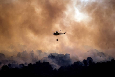 El voraz incendio que desde la tarde de este miércoles afecta a los municipios ourensanos de Cualedro y Monterrei continúa activo y avanzando y supera ya las 1.000 hectáreas