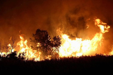 El voraz incendio que desde la tarde de este miércoles afecta a los municipios ourensanos de Cualedro y Monterrei continúa activo y avanzando y supera ya las 1.000 hectáreas