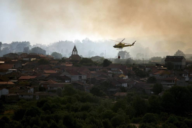 El voraz incendio que desde la tarde de este miércoles afecta a los municipios ourensanos de Cualedro y Monterrei continúa activo y avanzando y supera ya las 1.000 hectáreas