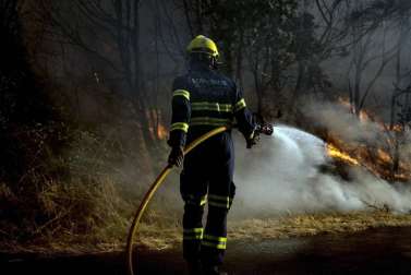 El voraz incendio que desde la tarde de este miércoles afecta a los municipios ourensanos de Cualedro y Monterrei continúa activo y avanzando y supera ya las 1.000 hectáreas