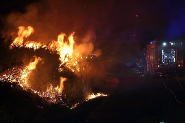 El voraz incendio que desde la tarde de este miércoles afecta a los municipios ourensanos de Cualedro y Monterrei continúa activo y avanzando y supera ya las 1.000 hectáreas