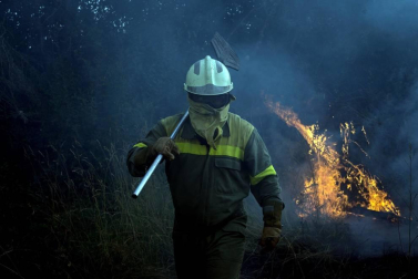 El voraz incendio que desde la tarde de este miércoles afecta a los municipios ourensanos de Cualedro y Monterrei continúa activo y avanzando y supera ya las 1.000 hectáreas