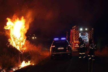 El voraz incendio que desde la tarde de este miércoles afecta a los municipios ourensanos de Cualedro y Monterrei continúa activo y avanzando y supera ya las 1.000 hectáreas