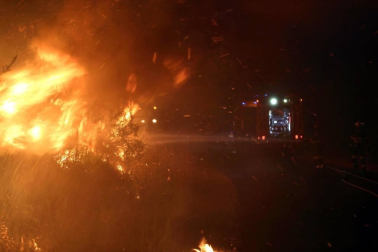 El voraz incendio que desde la tarde de este miércoles afecta a los municipios ourensanos de Cualedro y Monterrei continúa activo y avanzando y supera ya las 1.000 hectáreas
