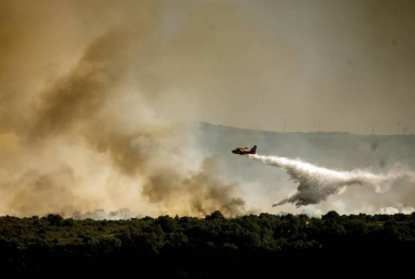 El voraz incendio que desde la tarde de este miércoles afecta a los municipios ourensanos de Cualedro y Monterrei continúa activo y avanzando y supera ya las 1.000 hectáreas
