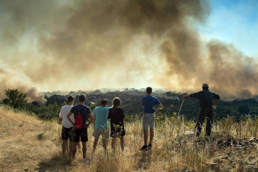 El voraz incendio que desde la tarde de este miércoles afecta a los municipios ourensanos de Cualedro y Monterrei continúa activo y avanzando y supera ya las 1.000 hectáreas