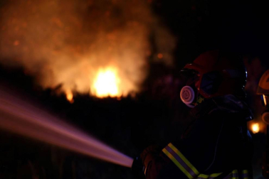 El voraz incendio que desde la tarde de este miércoles afecta a los municipios ourensanos de Cualedro y Monterrei continúa activo y avanzando y supera ya las 1.000 hectáreas
