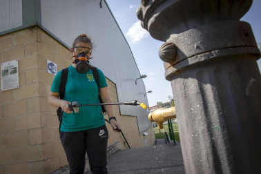 Los operarios de Oberena realizan la limpieza y desinfección de las instalaciones en la lucha contra la propagación del coronavirus.