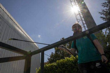 Los operarios de Oberena realizan la limpieza y desinfección de las instalaciones en la lucha contra la propagación del coronavirus.