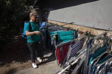 Los operarios de Oberena realizan la limpieza y desinfección de las instalaciones en la lucha contra la propagación del coronavirus.