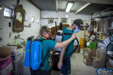 Los operarios de Oberena realizan la limpieza y desinfección de las instalaciones en la lucha contra la propagación del coronavirus.
