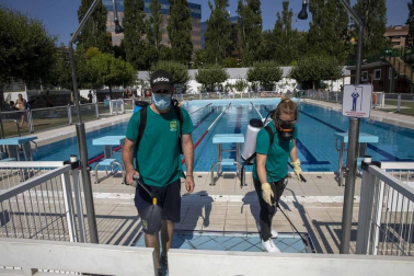 Los operarios de Oberena realizan la limpieza y desinfección de las instalaciones en la lucha contra la propagación del coronavirus.
