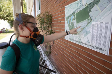 Los operarios de Oberena realizan la limpieza y desinfección de las instalaciones en la lucha contra la propagación del coronavirus.