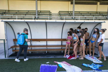 Los operarios de Oberena realizan la limpieza y desinfección de las instalaciones en la lucha contra la propagación del coronavirus.