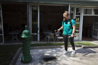 Los operarios de Oberena realizan la limpieza y desinfección de las instalaciones en la lucha contra la propagación del coronavirus.