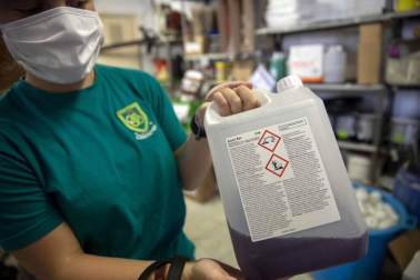 Los operarios de Oberena realizan la limpieza y desinfección de las instalaciones en la lucha contra la propagación del coronavirus.