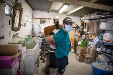 Los operarios de Oberena realizan la limpieza y desinfección de las instalaciones en la lucha contra la propagación del coronavirus.