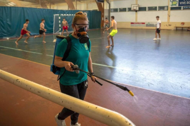 Los operarios de Oberena realizan la limpieza y desinfección de las instalaciones en la lucha contra la propagación del coronavirus.