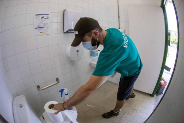 Los operarios de Oberena realizan la limpieza y desinfección de las instalaciones en la lucha contra la propagación del coronavirus.