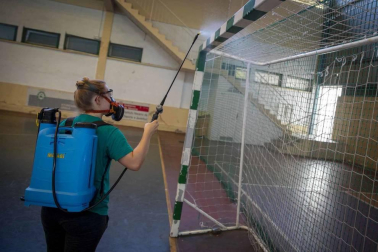 Los operarios de Oberena realizan la limpieza y desinfección de las instalaciones en la lucha contra la propagación del coronavirus.