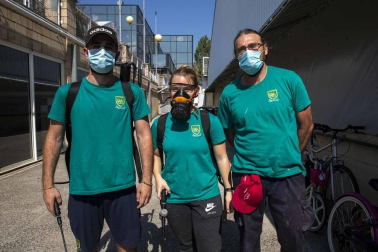 Los operarios de Oberena realizan la limpieza y desinfección de las instalaciones en la lucha contra la propagación del coronavirus.