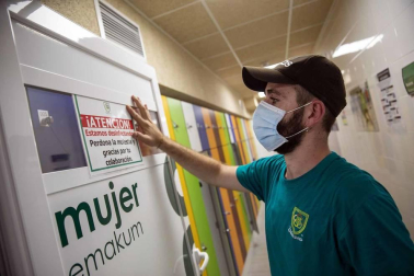 Los operarios de Oberena realizan la limpieza y desinfección de las instalaciones en la lucha contra la propagación del coronavirus.